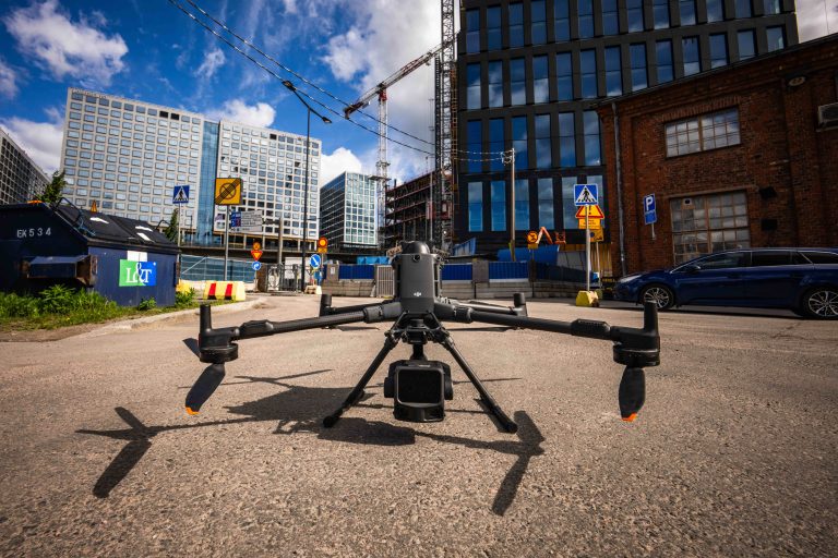 Teollisuusdrone valmiina lentoon rakennustyömaan vieressä kaupunkiympäristössä