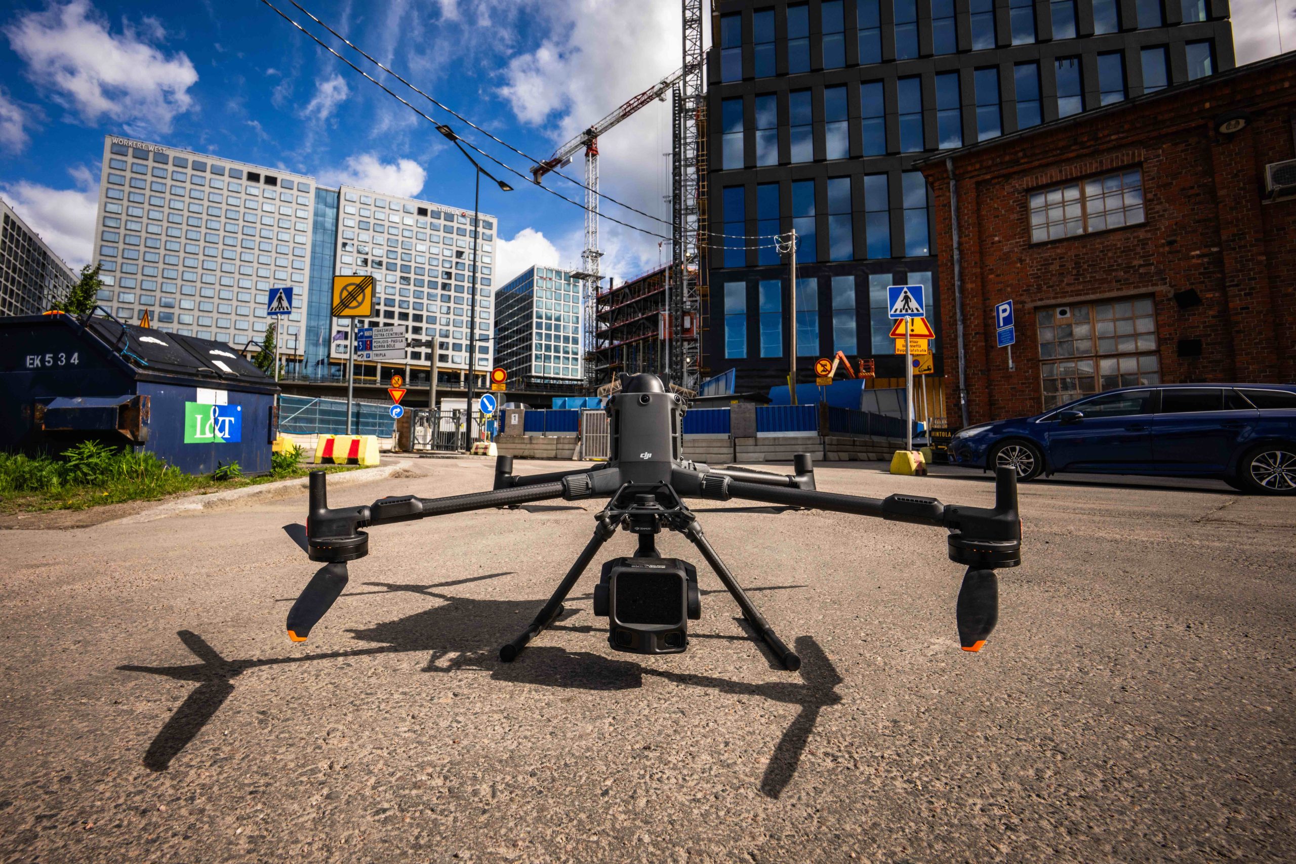 Teollisuusdrone valmiina lentoon rakennustyömaan vieressä kaupunkiympäristössä